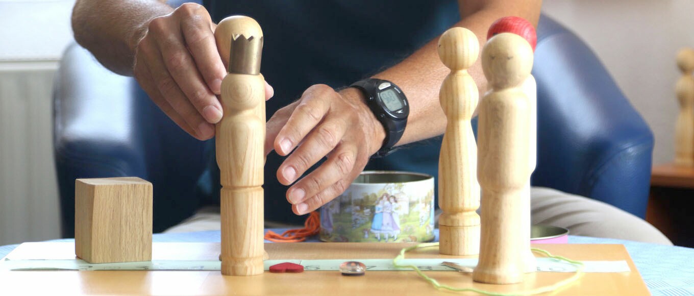 Ein Mann gestaltet Holzfiguren