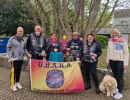 Mitglieder des Vereins U.B.A.K.A., ein paar Kinder und ein Hund