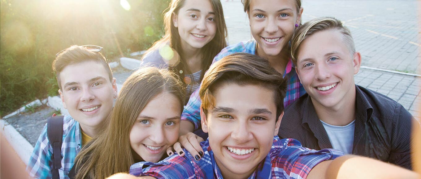 Selfie von einer Gruppe Jugendlicher