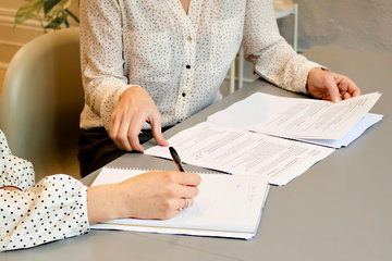 Zwei Frauen arbeiten sich durch Formulare